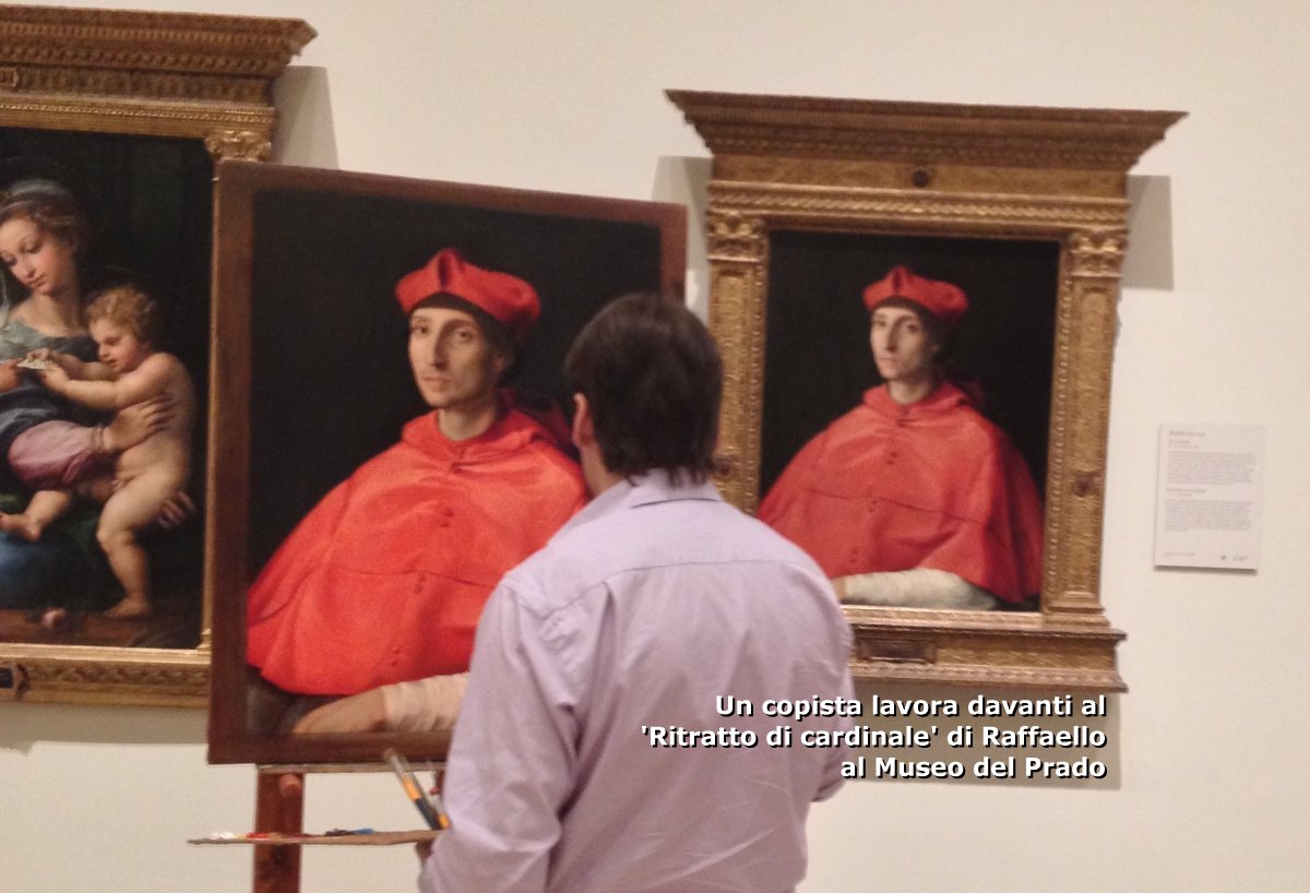 Copista lavora davanti al Ritratto di cardinale di Raffaello al Museo del Prado